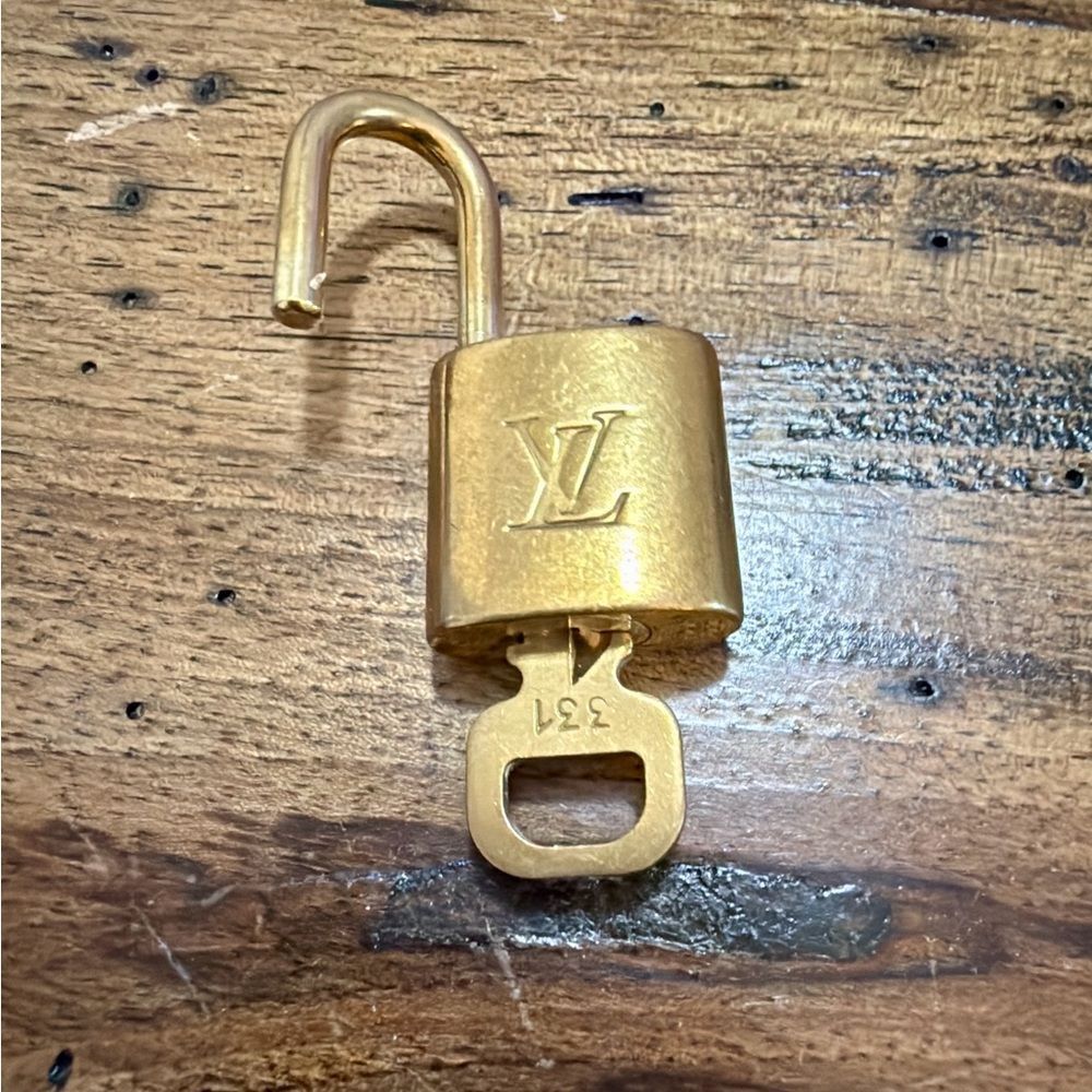 Louis Vuitton vintage brass and key number 331 - Picture 3 of 6
